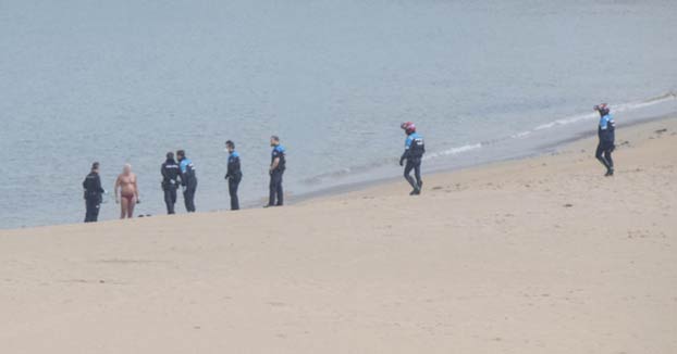 El bañista gijonés de la playa de Poniente, sancionado por cuarto día seguido