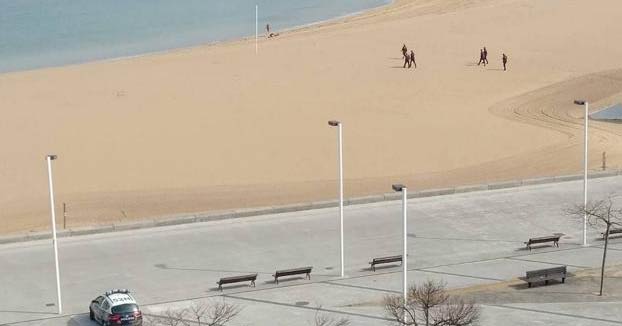 Multan por segunda vez a un hombre por bañarse y tomar el sol en la playa de Poniente de Gijón