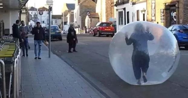 Una mujer de Reino Unido se va al supermercado dentro de una bola Zorb