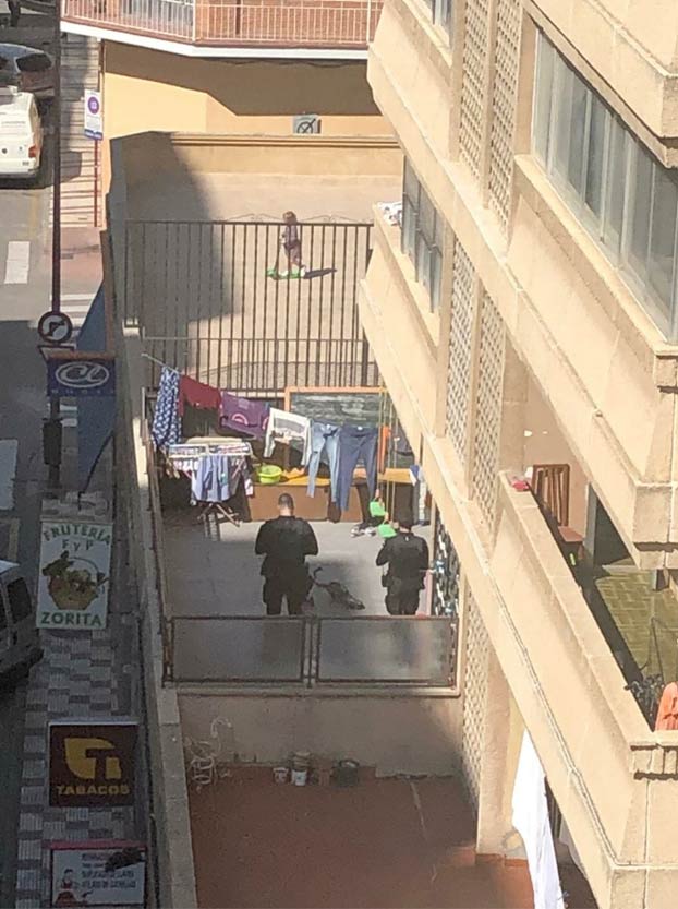 Padre del año: Coloca un columpio para su hija en la terraza y la policía se presenta en su casa más tarde