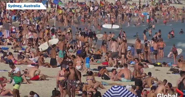 Los australianos abarrotan la playa de Bondi a pesar de las restricciones y el distanciamiento social