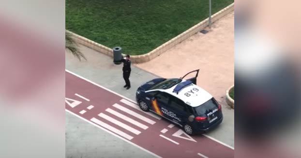 Un policía nacional de Almería baila el ''Chuchuwa'' para amenizar la cuarentena a los vecinos