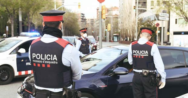 Detienen a un joven de 23 años en Barcelona por amenazar de muerte a la policía en Instagram. Este es el vídeo