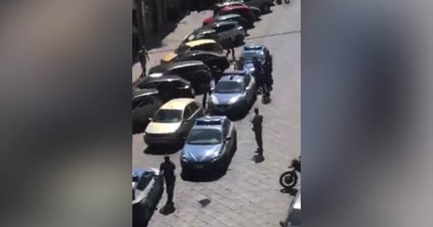 Un policía dispara a un pit bull que mordió a un compañero durante una detención en Nápoles