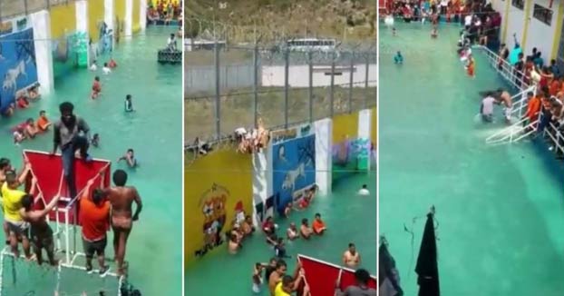 Presos de una cárcel de Ecuador convierten el patio en una piscina y se lanzan a nadar