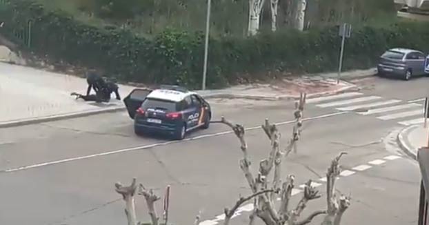 Una runner resistiéndose a la policía durante el confinamiento: "No te resistas y déjales trabajar, idiota"