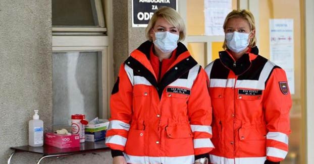 Un paciente con síntomas de coronavirus se harta de esperar y se venga escupiendo a dos sanitarios