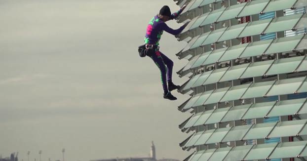 El escalador francés Alain Robert desciende la Torre Glòries de Barcelona sin ningún tipo de protección