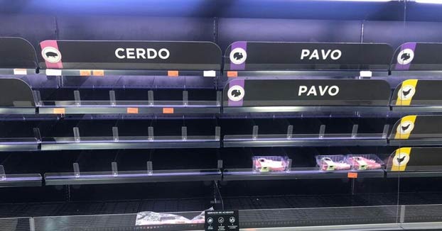 Largas colas y estantes vacíos en los supermercados de Madrid después del cierre de los colegios