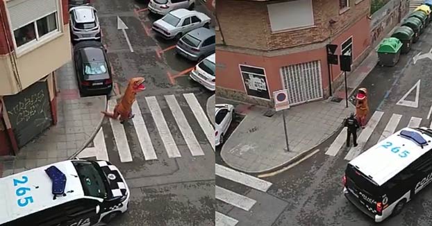 Un murciano sale a la calle disfrazado de T-Rex y la Policía Local de Murcia lo intercepta