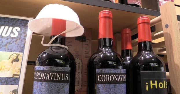 Una tienda de Madrid vende botellas de vino de la marca Coronavinus y regalan una mascarilla con cada unidad