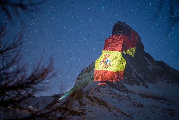 Suiza ilumina el Matterhorn con nuestra bandera en apoyo a España