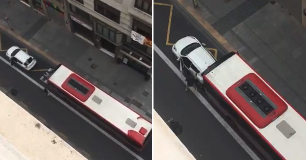 ''Si tienes coj*nes lo revientas. Pringao''. Un autobús arrolla a un coche que estaba parado en un carril bus de Valencia