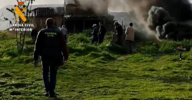 Hacen una barbacoa a escondidas... y el humo se ve a kilómetros de distancia