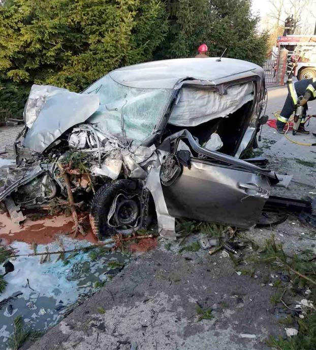 Momento en el que un conductor se estrella a toda velocidad contra una rotonda en Polonia y el coche sale volando