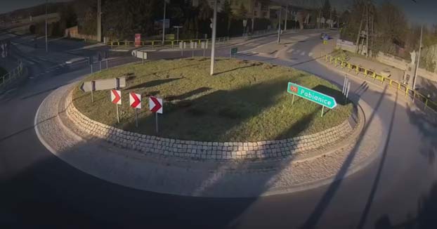 Momento en el que un conductor se estrella a toda velocidad contra una rotonda en Polonia y el coche sale volando