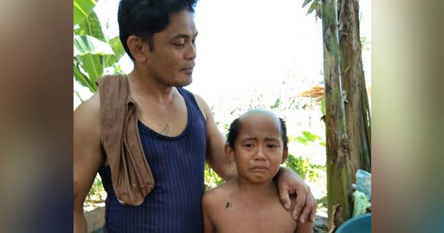 Un padre le hace un vergonzoso corte de pelo a su hijo para evitar que quiera salir a la calle