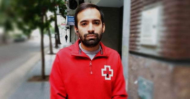 Rodrigo, enfermero de la Cruz Roja, al que los ''vecinos'' de su edificio le pegaron una nota ''invitándolo'' a irse
