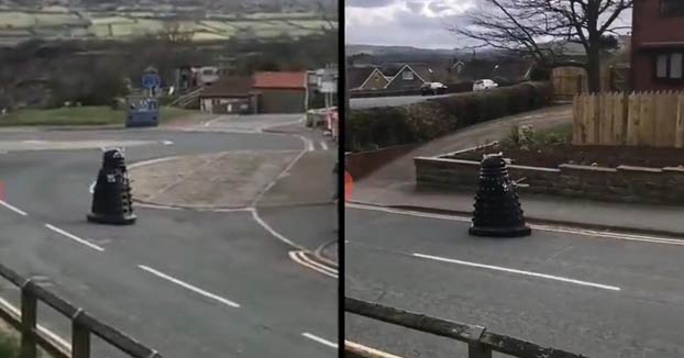 Un robot del 'Doctor Who' patrulla las calles británicas pidiendo a los ciudadanos que se queden en casa