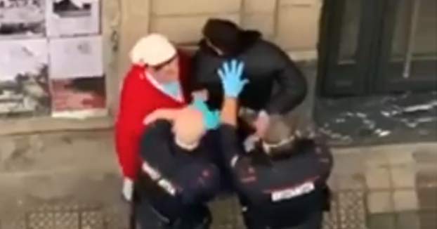 Imputan por injurias a la autora del vídeo que insultó a los ertzainas durante una detención