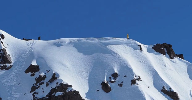 Un esquiador sobrevive de milagro a una caída por una ladera en los Andes