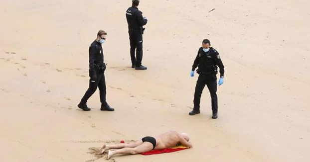 Vuelven a sancionar al mismo hombre en Gijón por bañarse y tomar el sol en la playa de San Lorenzo