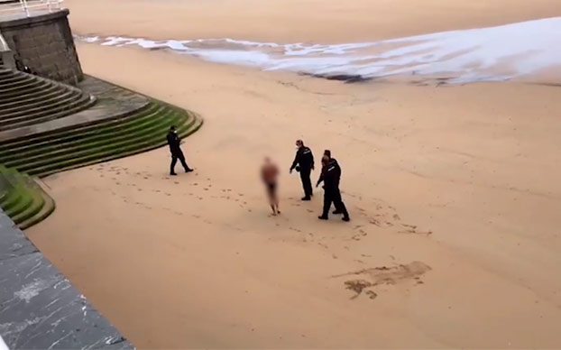 Vuelven a sancionar al mismo hombre en Gijón por bañarse y tomar el sol en la playa de San Lorenzo