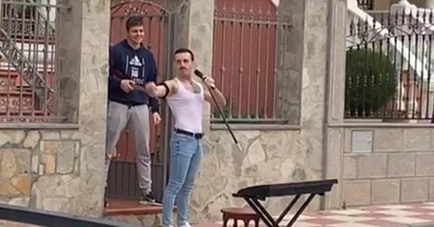 Sancionado en Mancha Real, Jaén por imitar a Freddie Mercury