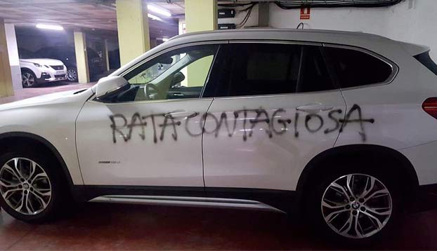 Una médica ginecóloga de Barcelona se ha encontrado este mensaje pintado en su coche