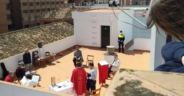 La Policía cancela una misa en la azotea de una iglesia en Triana