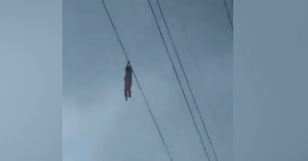 Una niña pide ayuda mientras cuelga de un cable eléctrico a 15 metros de altura