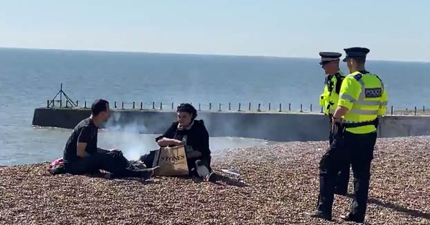 Una pareja británica se pone a hacer una barbacoa en la playa y cuando llega la policía aún tienen qué decir