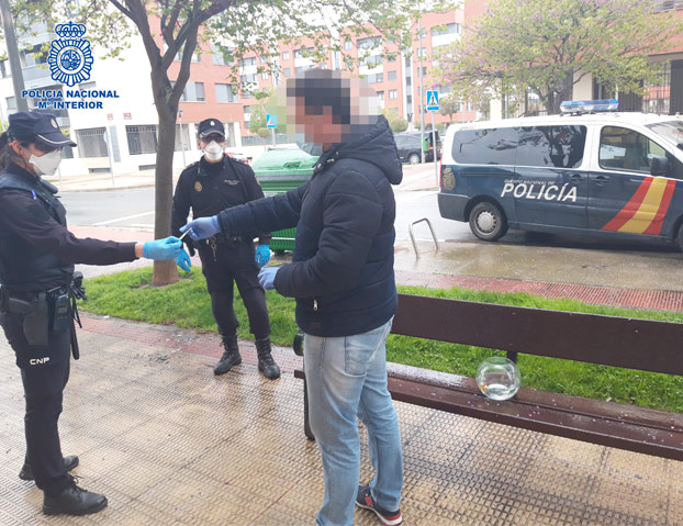 Sancionada una persona por salir a "pasear" a sus peces portando una pecera en pleno Estado de Alarma