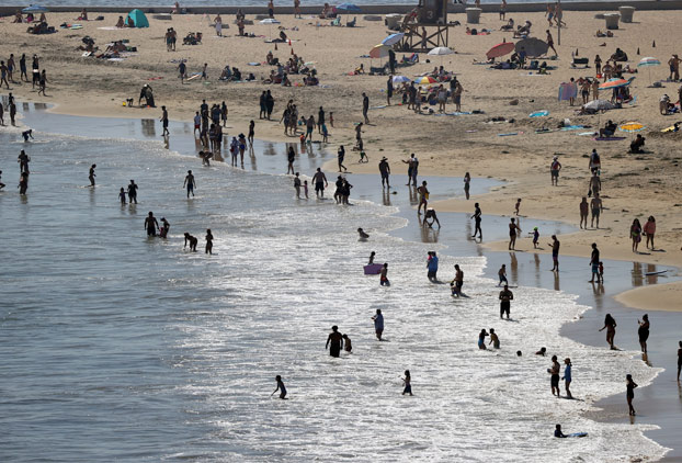 Así están las playas de California, abarrotadas a pesar de la amenaza del coronavirus