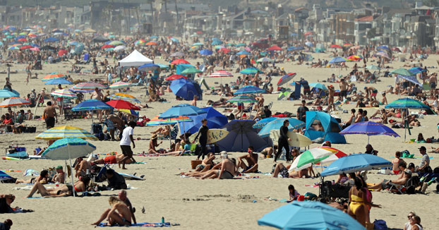 Así están las playas de California, abarrotadas a pesar de la amenaza del coronavirus