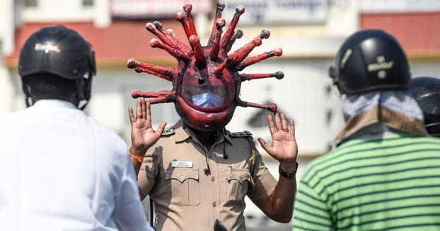 Un policía indio crea el ''coronacasco'' para concienciar sobre la importancia de la cuarentena
