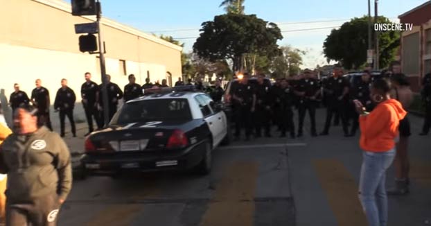 Decenas de policías dispersan a una multitud que estaba celebrando una fiesta de cumpleaños para una niña en Los Ángeles