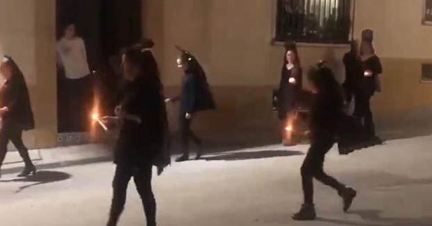 Indignación por una 'procesión' de mujeres con mantilla en Porcuna en pleno confinamiento
