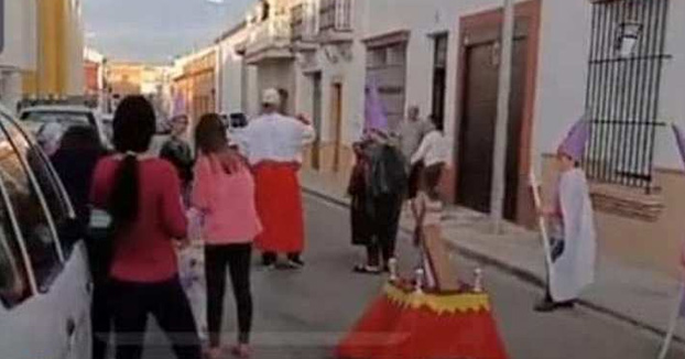 'Procesión' con niños en Villalba del Alcor, Huelva en pleno confinamiento