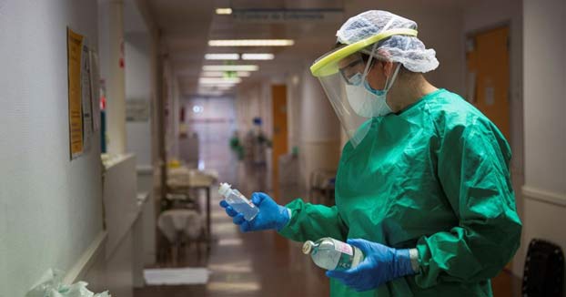 Un vecino rocía con lejía la puerta de casa de un sanitario al enterarse de su positivo por coronavirus