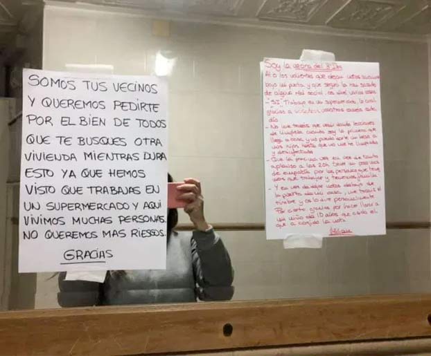 Cuelgan un cartel pidiendo a una trabajadora de un supermercado de Cartagena que se fuera de su edificio. Ella responde