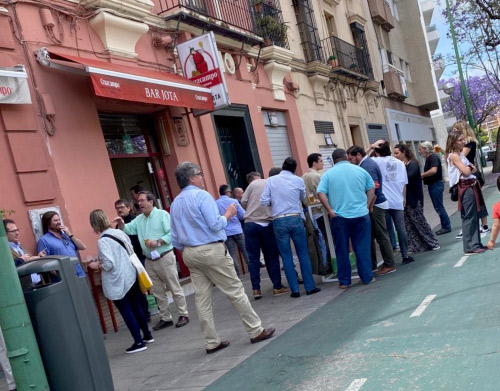 La Policía Local de Sevilla denuncia a diferentes bares por incumplimientos en el primer día de la Fase 1