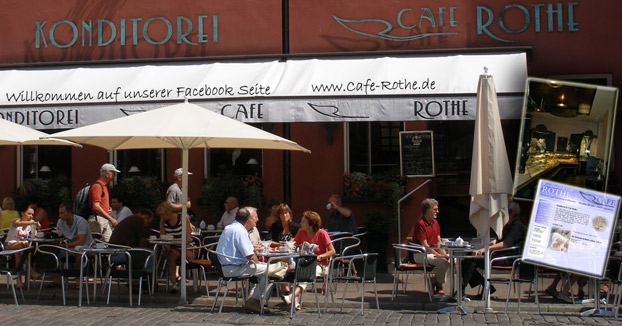 El sistema de una cafetería de Alemania para que sus clientes mantengan la distancia recomendada