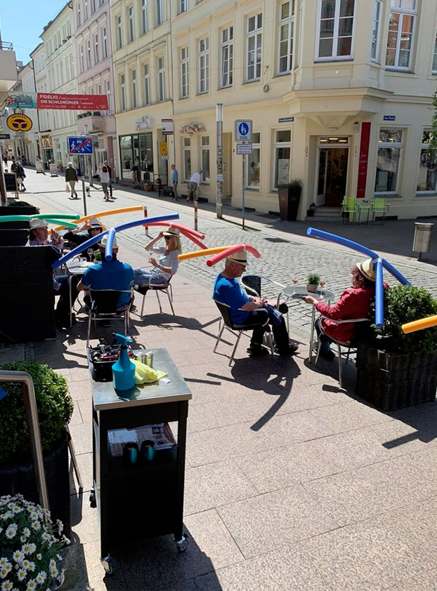 El sistema de una cafetería de Alemania para que sus clientes mantengan la distancia recomendada