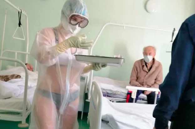 Expedientan a una enfermera rusa por vestir sólo ropa interior bajo su EPI
