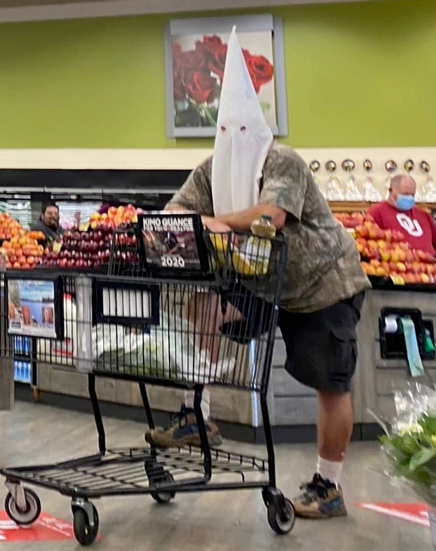 Investigan a hombre que usó una máscara del KKK para taparse el rostro en un supermercado de California