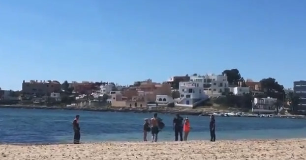 Detenido por intentar ahogar a un policía en la playa de Talamanca de Ibiza [Vídeo]