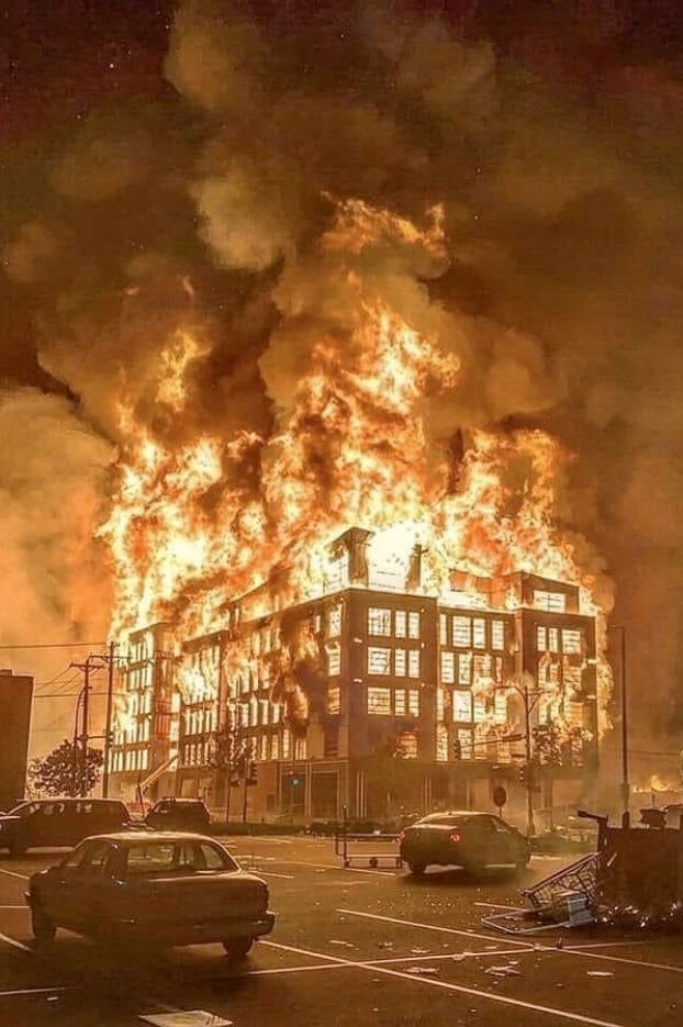 Furia en Minneapolis por la muerte de George Floyd: manifestantes prendieron fuego a una estación de policía