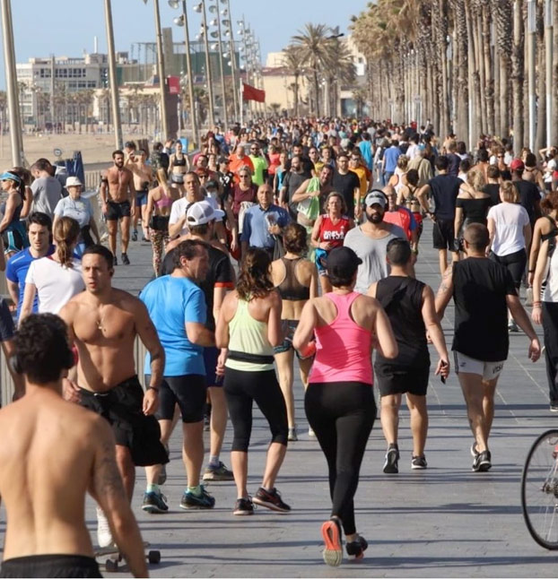 De los creadores de los niños en los parques... Llegan los runners en el paseo marítimo de Barcelona