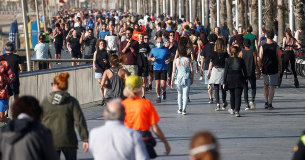 Centenares de runners y paseantes llenan el paseo marítimo de Barcelona